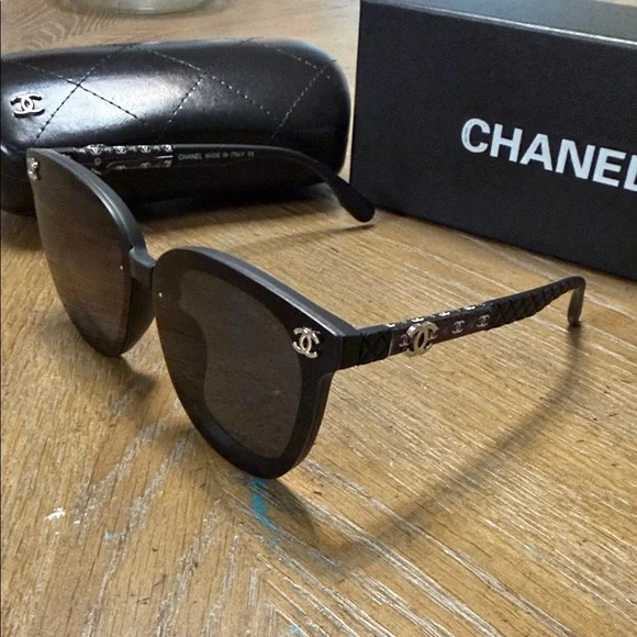 Chanel Black Monogram CC Oversized Square Sunglasses - Picture 4 of 8